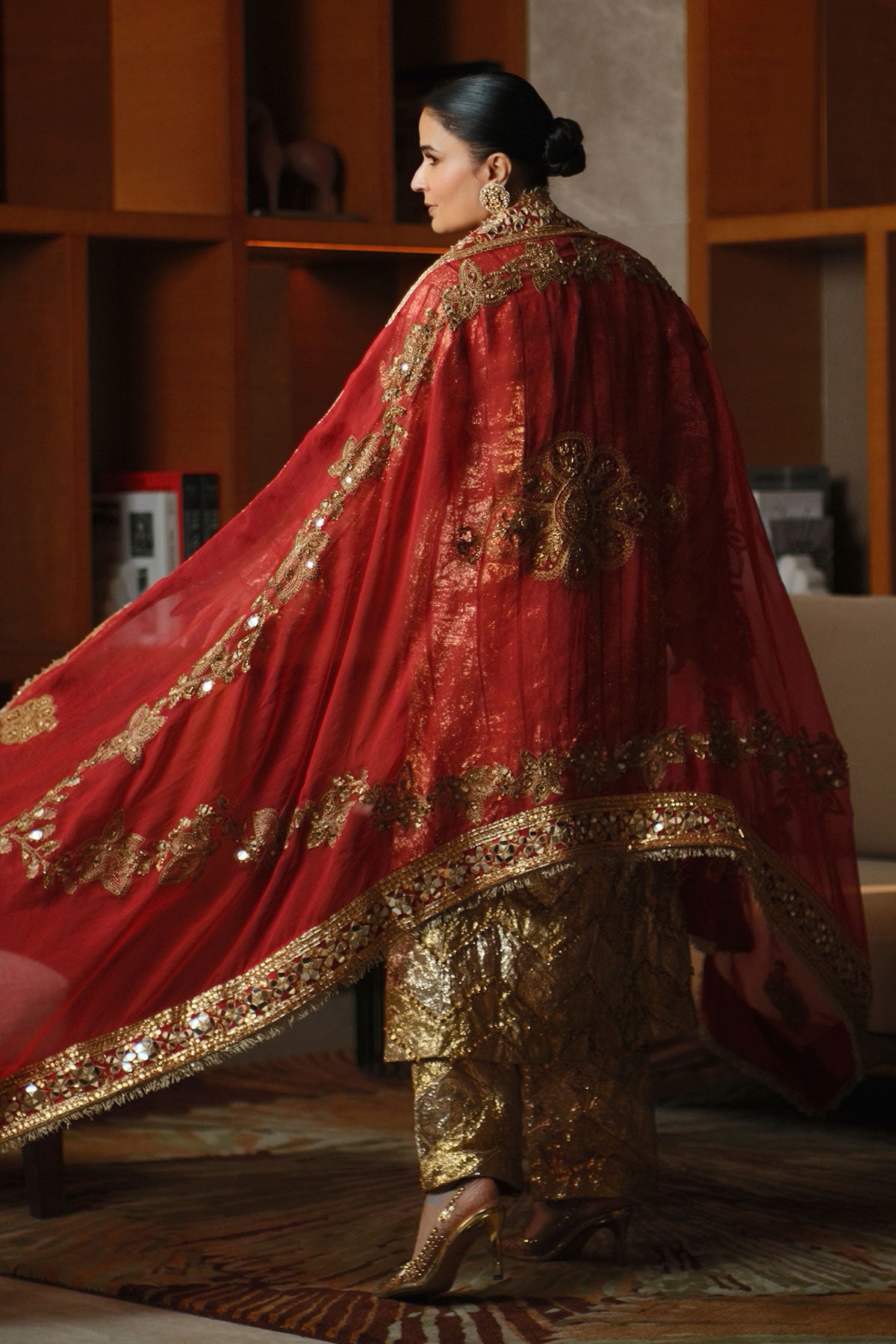 Divya Kapoor Gurwara In Suvarna Suit